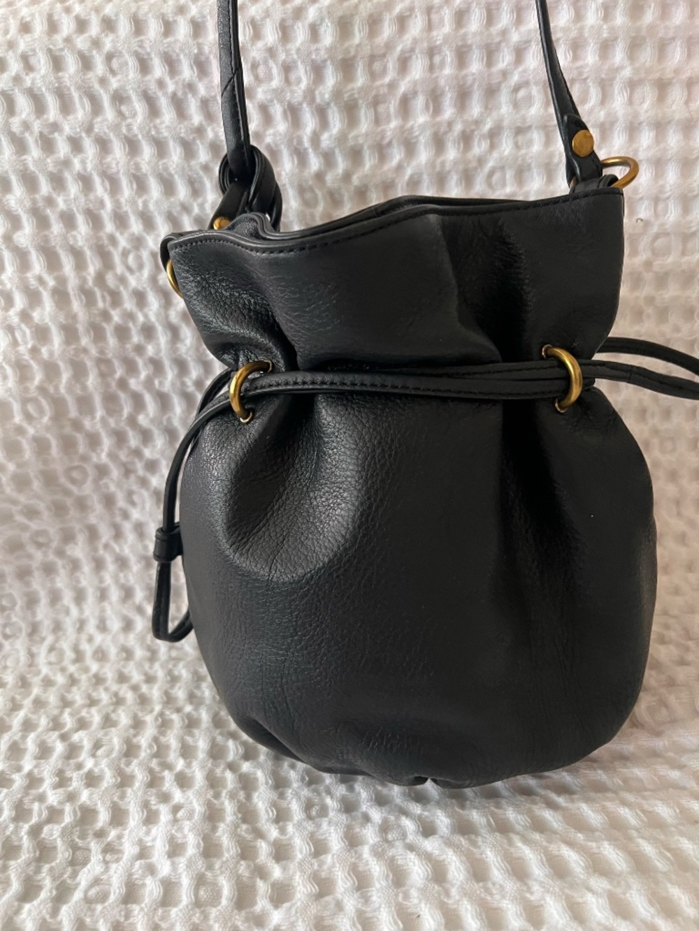 HOBO Black Pebbled Leather Bucket Bag Crossbody Drawstring Brass Hardware - Picture 5 of 16